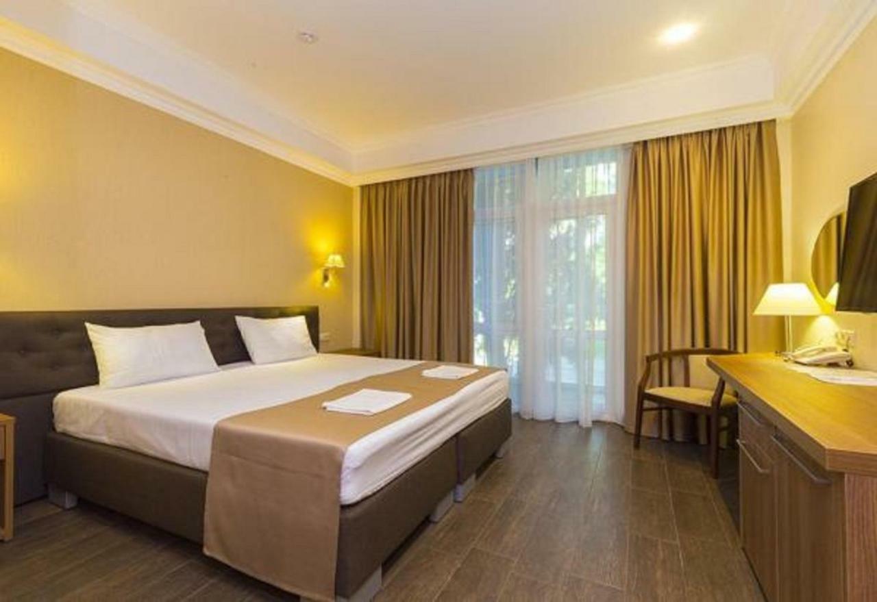 Hotel Cheluskintsev Gagra Esterno foto