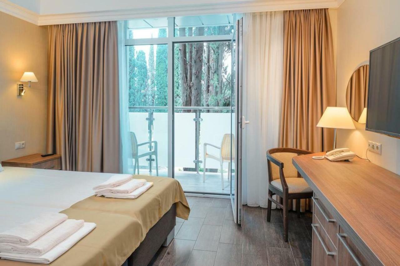 Hotel Cheluskintsev Gagra Esterno foto